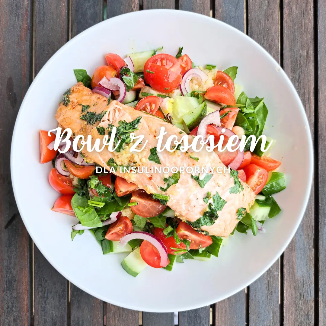 Bowl z pieczonym łososiem i sałatką z cytrynowym dressingiem