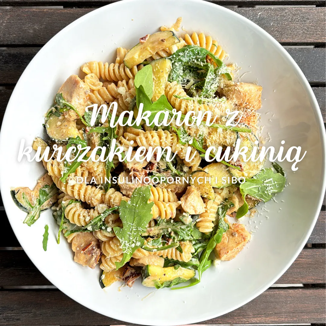 Makaron z kurczakiem, cukinią, rukolą i suszonymi pomidorami