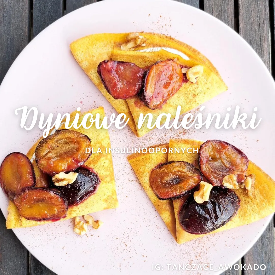 Naleśniki dyniowe z jogurtem i podsmażanymi śliwkami